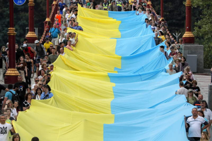 Ucranianos con la bandera nacional durante una manifestación ayer en el puente de Kiev. S. DOLZHENKO