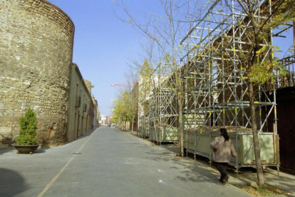 Un derribo de casas circundantes a la muralla, en la calle de los Cubos, en el año 2000. RAMIRO