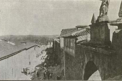Foto histórica del derribo de los cubos de la calle Carreras a principios del siglo XX. ARCHIVO