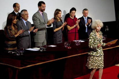 La duquesa de Alba, después de recibir la Medalla al Mérito en las Bellas Artes 2009 de mano de Felipe y Leticia, entonces príncipes de Asturias, en el Museo de la Atalaya de Jerez de la Frontera (Cádiz). JOSÉ MANUEL VIDAL | EFE