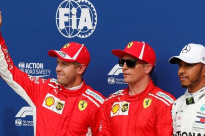 Vettel, Raikkonen, que ha lohrado la pole y Hamilton saludan a los espectadores de Monza.