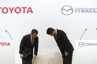 Los presidentes de Toyota y de Mazda, en la presentación de la alianza.
