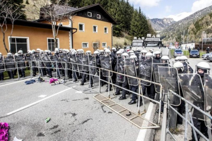 Cordón policial durante una manifestación contra los planes del Gobierno de Austria, en el paso fronterizo de Brenner, el día 24.
