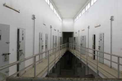 La vieja cárcel de León en el Paseo del Parque, cerrada en 1999, sigue en pie y sin uso.