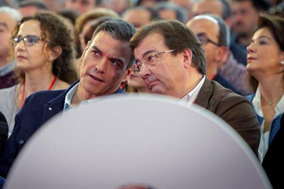 Pedro Sánchezc, junto al secretario general del PSOE de Extremadura, Guillermo Fernández Vara, este domingo.