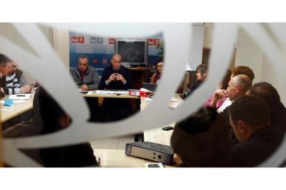 Un momento de la reunión de la comisión ejecutiva de la agrupación socialista de León, en la tarde de ayer.