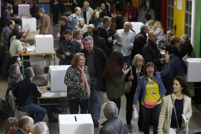 Largas colas en el IES Can Vilamaru de lHospitalet, el 9-N del 2014