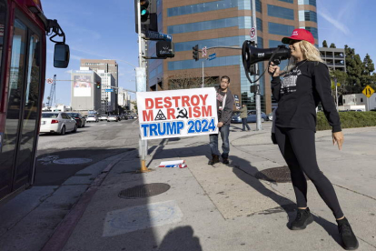 Una de las defensoras de Trump se manifiesta contra el marxismo. ETIENNE LAURENT