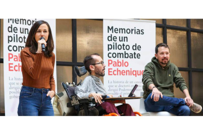 Ione Belarra, Pablo Echenique y Pablo Iglesias ayer en el acto de Podemos. KIKO HUESCA