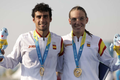 Kevin Viñuela junto a Xisca Tous en lo alto del podio con la medalla de oro lograda en la prueba de relevos mixto en acuatlón de los Juegos Mundiales. KONSTANTINOS TSAKALIDIS