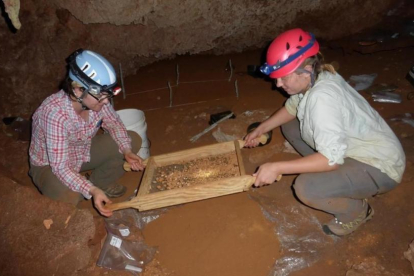 La paleontóloga Siobhan Cooke y su colega Alexis Mychajliw, ambos de la Universidad Johns Hopkins, recolectan fósiles para su datación en una cueva del Caribe