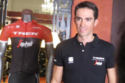 Alberto Contador, hoy, en Palma, junto a su nuevo maillot.
