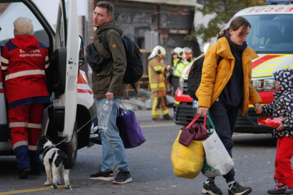 Civiles se aprovisionan en Kiev para soportar los ataque de Rusia contra la capital. SERGEY DOLZHENKO
