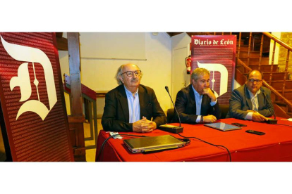 Antonio Colinas, Joaquín S. Torné y Javier Carrera, ayer durante el encuentro en el Museo de la Harinera. FERNANDO OTERO