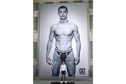 Cristiano Ronaldo frente al poster de 15 metros de altura que promociona su nueva línea de ropa interior.