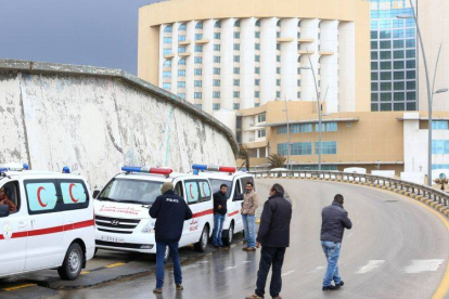 Ambulancias en los alrededores del hotel atacado por los yihadistas.