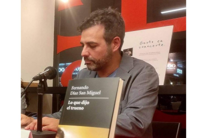 Fernando Díaz San Miguel en una presentación de su novela. TWITTER
