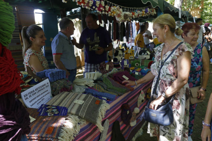 Feria de artesanía en Val de San Lorenzo. F. OTERO PERANDONES