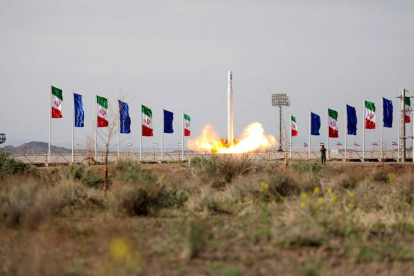 Lanzamiento ayer del misil militar de Irán desde el desierto de Dashte Kavir. SEPAHNEWS HANDOUT