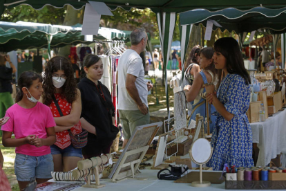 Feria de artesanía en Val de San Lorenzo.  F. OTERO PERANDONES