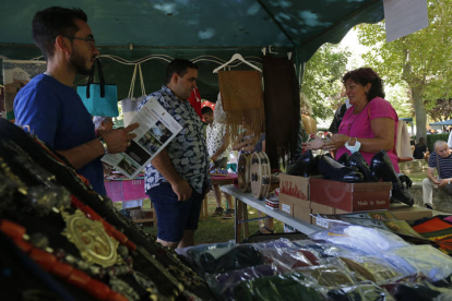 Feria de artesanía en Val de San Lorenzo.  F. OTERO PERANDONES