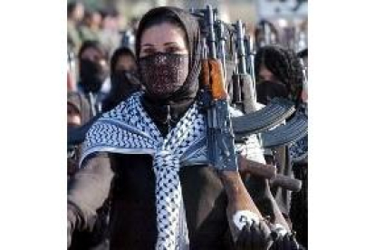 Mujeres iraquíes desfilan armadas en una marcha por el valle del Tigris