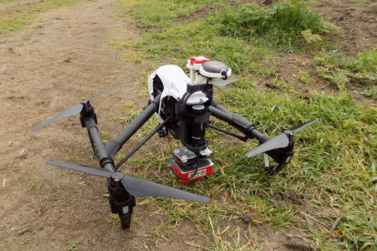 El dron que utiliza Javier Plaza para monitorizar los campos y establecer parámetros de la población de topillos. dl