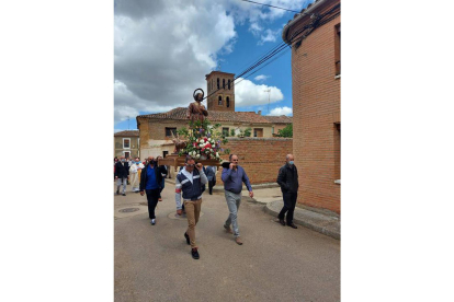 El santo en procesión por las calles de Sahagún. ACACIO