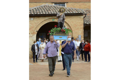 El santo es portado a hombros al salir de la iglesia de Gordaliza del Pino. ACACIO