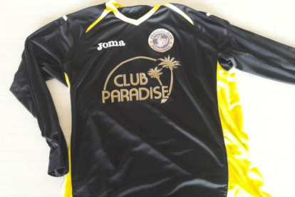 La camiseta del FC Pollestres con la publicidad del Club Paradise.
