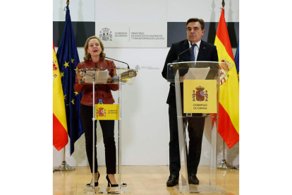 Calviño con el vicepresidente de la CE, ayer en Madrid. CHEMA MOYA