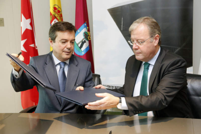 Eduardo López-Puertas, director general de Ifema, y Silván, ayer, en la firma en Madrid. RAQUEL P. VIECO