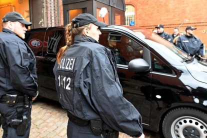 Un coche traslada a Carles Puigdemont desde la prisión de Neumünster hasta dependencias judiciales.