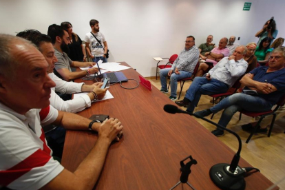 López Sendino, en primer término, durante el Consejo General reunido este jueves a última hora de la tarde. RAMIRO