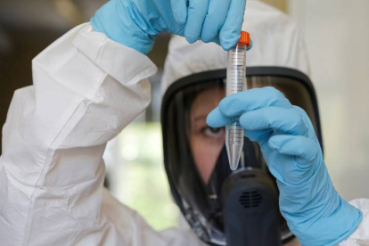 Foto facilitada este jueves de un científico del Centro Nacional de Epidemiología y Microbiología Nikolai Gamaleya mientras trabaja en la producción de una nueva vacuna para luchar contra el Covid-19. EFE