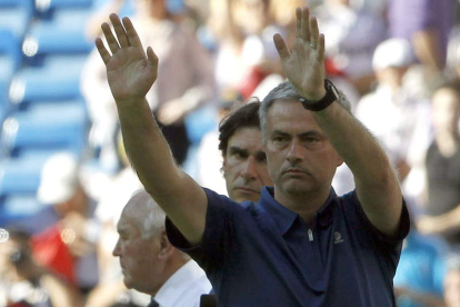 José Mourinho se despide de los ultras al finalizar su último partido como técnico del Madrid.