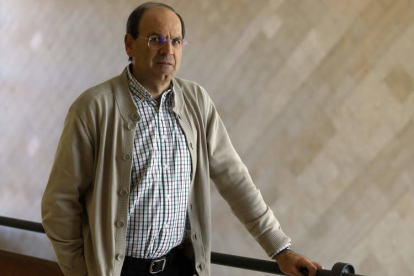 El profesor Julio Lago, en la Facultad de Económicas y Empresariales de la Universidad de León. MARCIANO PÉREZ