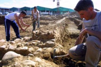 Imágen de archivo de la excavación que tuvo lugar en el año 2001 en el vicus.