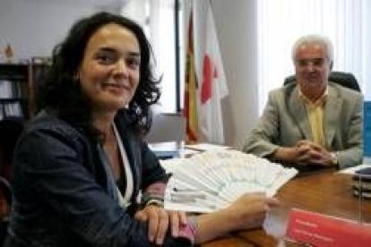 Eva Fernández, coordinadora provincial de Cruz Roja, y José Varela, presidente, posan en su despacho