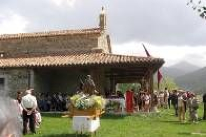 Panorámica de la romería de Santo Tirso en su ermita de Boca de Huérgano