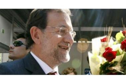 Rajoy, en la parada de los populares de las Ramblas barcelonesas, celebrando la Diada de Sant Jordi