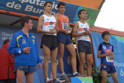 Raúl Celada, en lo más alto del podio en categoría juvenil.