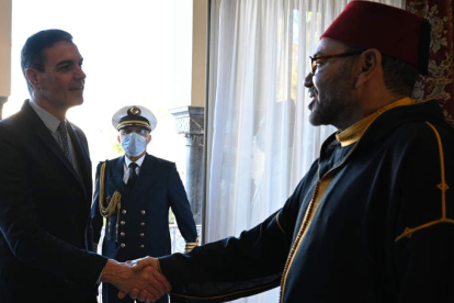 Sánchez saluda al rey de Marruecos durante su visita a Rabat tras ceder en el Sáhara. PRESIDENCIA DEL GOBIERNO