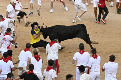 Suelta de vaquillas en plaza de toros de Pamplona tras el cuarto encierro, este lunes, de los sanfermines 2023. ELOY ALONSO
