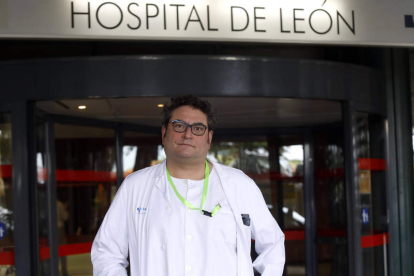 El presbítero Óscar Rodríguez lleva doce años ejerciendo como uno de los capellanes del Hospital de León. MARCIANO PÉREZ