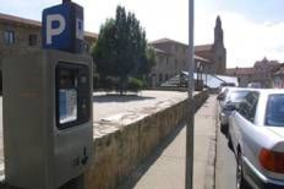 La imagen muestra una de las calles con aparcamiento regulado por la ORA en el centro de la ciudad