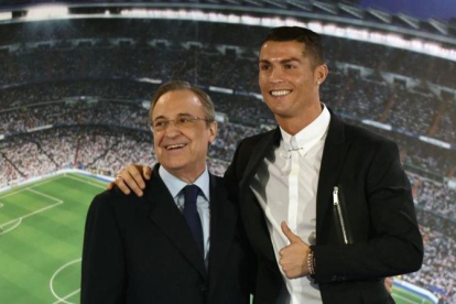 Cristiano Ronaldo, abrazado a Florentino Pérez el día de la presentación de su renovación.
