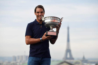 El posado de Rafa Nadal con la Copa de los Mosqueteros y la Torre Eiffel se ha convertido en una tradición más del tenista. JULIEN DE ROSA