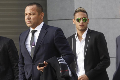 Neymar y su padre, en febrero del 2016, a su llegada a la Audiencia Nacional.