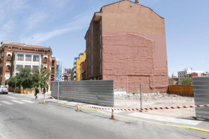 Los operarios han empezado a adecentar y allanar la parcela que está vallada desde que se derribaron las casas en 2019. J. NOTARIO